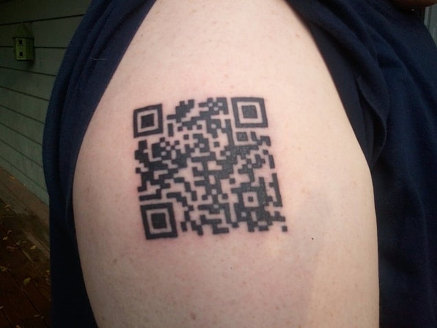 "Bence bir QR kod dövmesinin ömrü kısa çünkü yaşlandıkça ve cildiniz sarkmaya başladıkça düzgün tarama da kayboluyor."