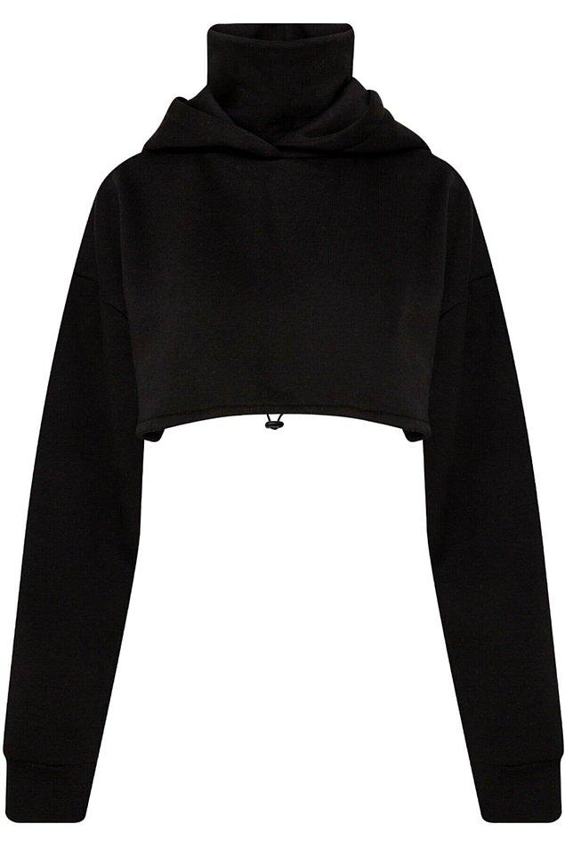 11. Siyah crop top sweatshirt tüm eşofman altları için aşırı mantıklı bir seçenek.