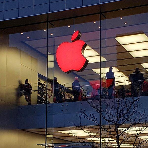8. Apple'ın beyaz logosu kızıl bir elma olmuş.