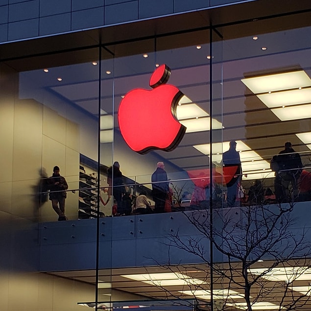 8. Apple'ın beyaz logosu kızıl bir elma olmuş.