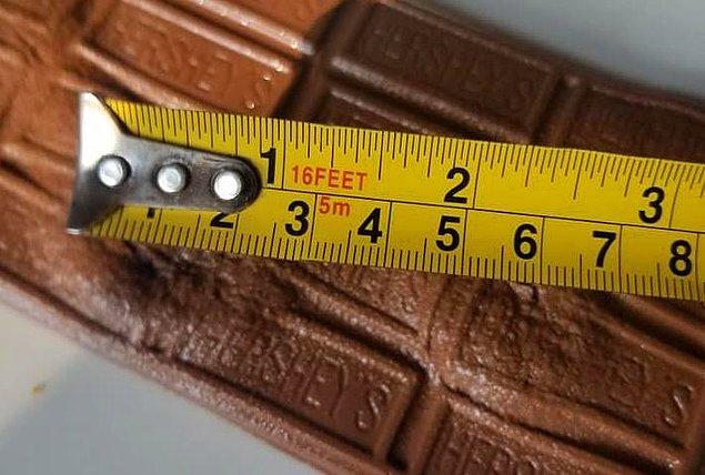 4. Çikolatayı fırından çıkartırken dikkat edin; hem sıcak olacaktır hem de erimiş yerlerden kırılmasını istemeyiz. Şimdi bir metre ile erimiş noktaları arasındaki mesafeyi ölçün ve lütfen not edin.