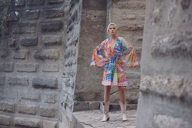 Fashion Week Istanbul'un ilk gününün ikinci kısmı, Arzu Kaprol'un ilhamını Truva efsanesinden alan ve büyük aşklara adanan koleksiyonu –H.A.Y.A.L. ile açıldı.