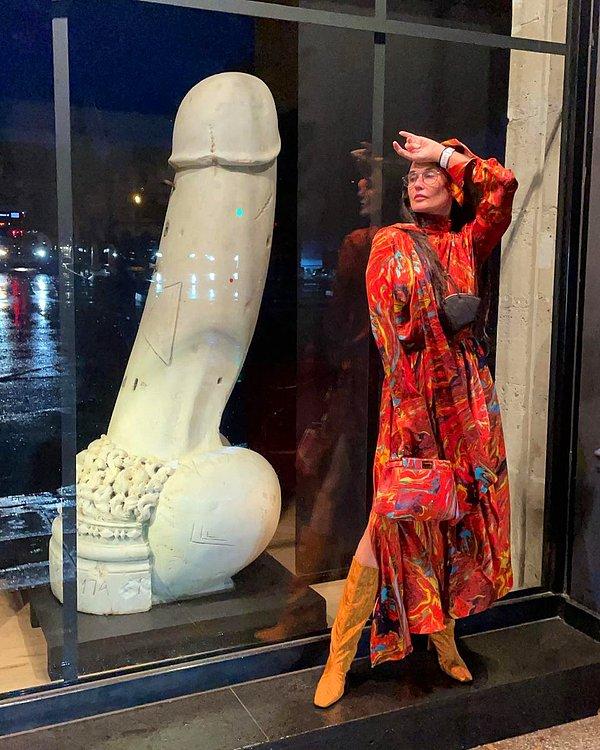 Fotoğraf olarak da penis heykeli ile çektirdiği bir anını paylaştı.