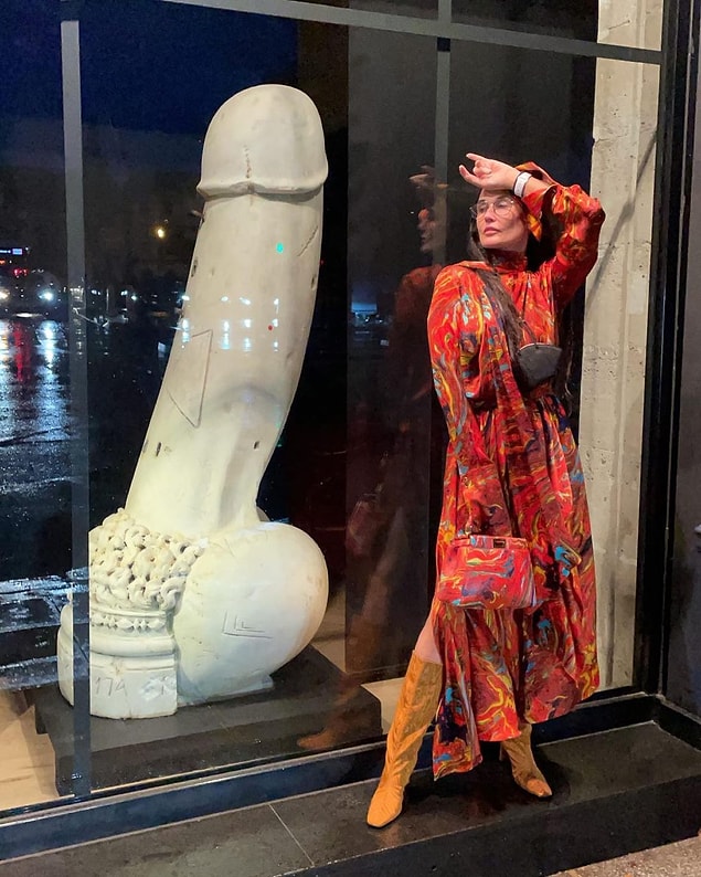 Fotoğraf olarak da penis heykeli ile çektirdiği bir anını paylaştı.