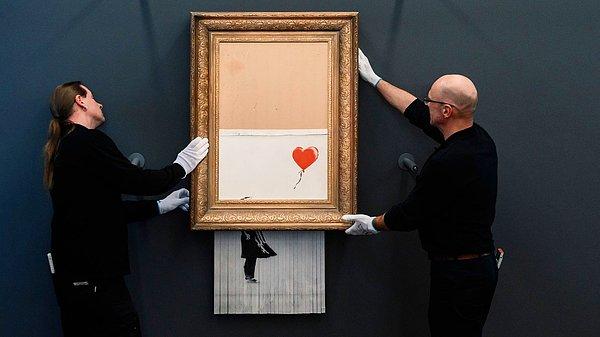 Kalp şeklindeki bir balona uzanan bir kızın resmedildiği eser, Banksy'nin en çok çoğaltılan ve bilinen parçaları arasında yer alıyor.