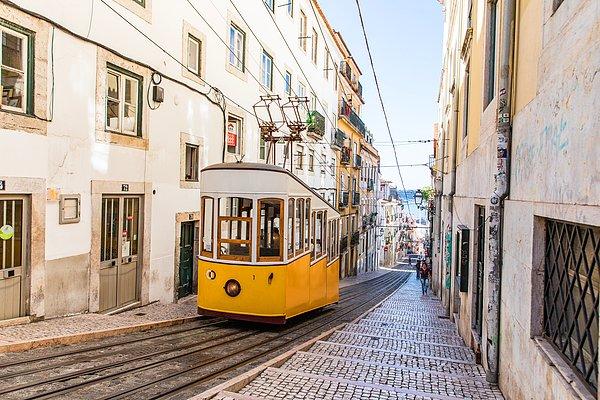 12. "Lizbon'da bir yere varmak için illa yokuş çıkmanız lazım!"