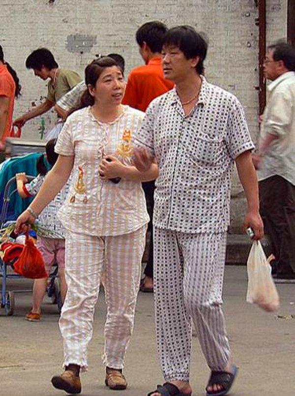 5. Çin'de pijamalarla sokakta gezmek, alışveriş yapmak çok ama çok normal bir durumdur.