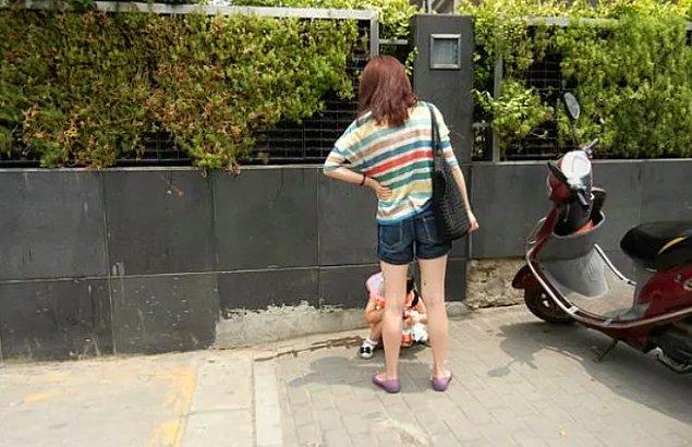 10. "İş için Çin'e gittiğim zaman biraz sokaklarda dolaştım. Şanghay'daki ünlü Nanjing bölgesinde gezerken baştan aşağı marka kıyafetler giyinmiş bir annenin aniden bebeğini havaya kaldırdığını gördüm. Çocuk havadayken kaka yapmaya başladı!