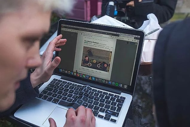 Gazeteci Oobah Butler, arka bahçesini sahte bir restorana dönüştürerek TripAdvisor uygulamasını ve de kullanıcıları bu sahtelikle kandırmış.