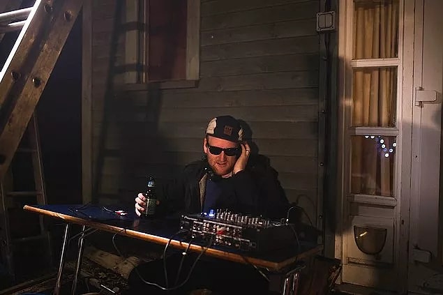 Açılışa bir arkadaşını DJ olarak getiren Oobah, müşterilere canlı müzik hizmeti de veriyor.