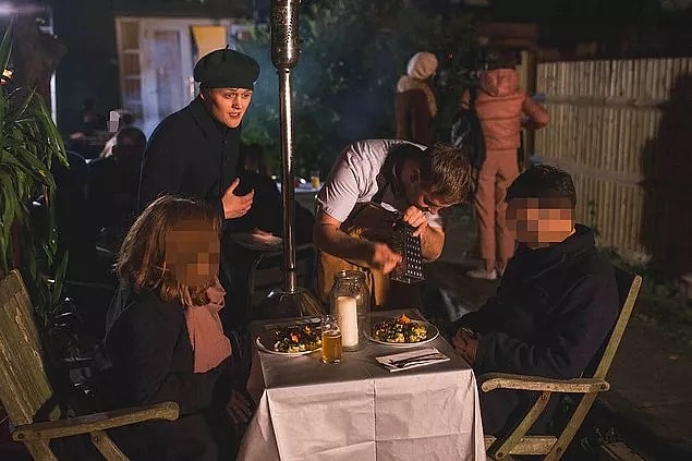 O gece gelen misafirlere marketten aldığı yemekleri servis eden Oobah, bahçeyi arkadaşlarıyla doldurarak gelen birkaç yabancı misafiri bu restoranın gerçekten çok güzel bir yer olduğuna inandırıyorlar.