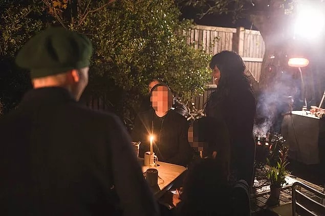 Gelen insanların gece sonunda tekrardan rezervasyon yaptırmak istediklerini ve buradan çok memnun kaldıklarını söylediklerini duyunca Oobah bu sahte restoran sayesinde insanların kör davranışlarını ve internetin bu kör ve mantıksız insanlara neler yaptırabildiğini anlamaya başlıyor.
