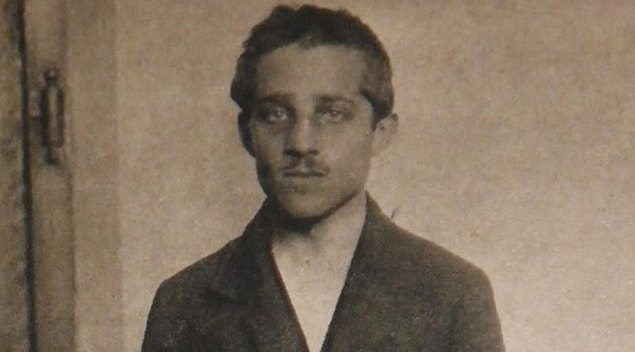 28 Haziran sabahı Saraybosna'daki bir pastaneye giren üç adam dükkanın sahibi Vlajnic'le konuştuktan sonra siparişlerini verip masaya oturdular. Bir süre sonra onlara katılan Gavrilo Princip saatler içerisinde Avusturya Arşidükü Franz Ferdinand ile eşi Sophie'yi öldürecekti.