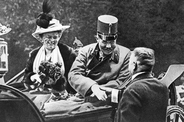 Sırbistan hakimiyeti hayaliyle Genç Bosna örgütüne katılan Princip, günler geçtikçe tek idealini bu mücadeleye çevirmişti. İki milliyetçi örgütün birleştiği 1914'te orduyu teftiş etmek için gelen Franz Ferdinand'ın ziyareti ise bardağı taşıran son damla olacaktı.