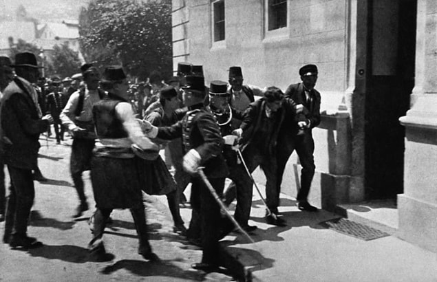 İlk suikastçının hatasından üç dakika sonra ikinci suikastçı Cabrinovic, hızlı davranıp bombayı Ferdinand'ın aracına fırlattı. Ancak yine bir zamanlama hatasıyla direğe çarpan bomba dördüncü arabayı patlattı. Bu da telaşı beraberinde getirdi.