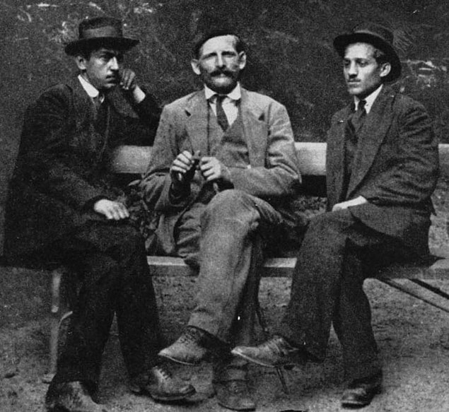 Başarısız suikast girişiminin ardından acele bir şekilde hareket eden konvoy üç suikastçıyı atlatabildi. Belediye Sarayı'na sağ salim varan araç, Ferdinand'ın resepsiyona katılmasını sağladı. Polisler başta olmak üzere burada toplanan grup ne yapmaları gerektiğini tartışıyordu.