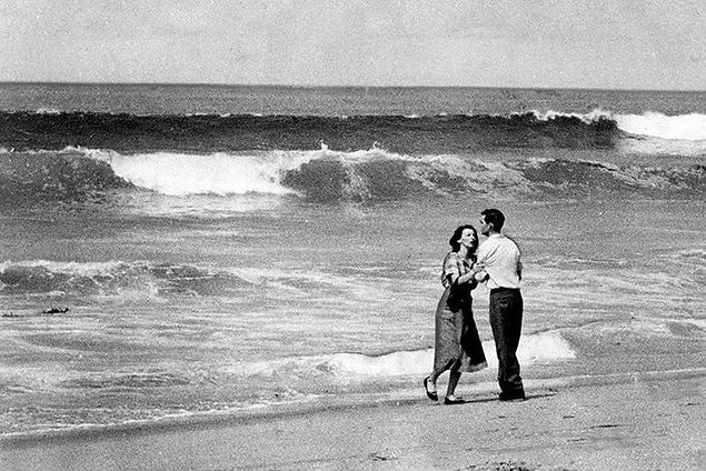 14. "1954'te fotoğrafçı John Gunter evinin yakınlarında bir bağrışma duymuş ve kamerasını kaparak sesin geldiği yere gitmiş."
