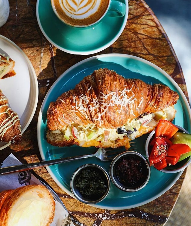 Brekkie Croissant & Cookie…