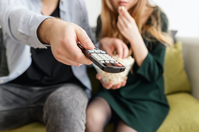 2. "Televizyon kumandasına sarılmak"