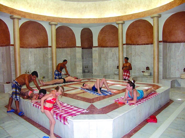 Yapılan yorumlar bana ilginç geldi açıkçası. Turist hamam kurallarını bilmeyebilir, niyeti bozmuş görevliler de uyarmamış olabilir. Bu mesaj da atılmış olabilir. Neyine inanmadılar anlayamadım. Sütten çıkmış ak kaşık mıyız biz?