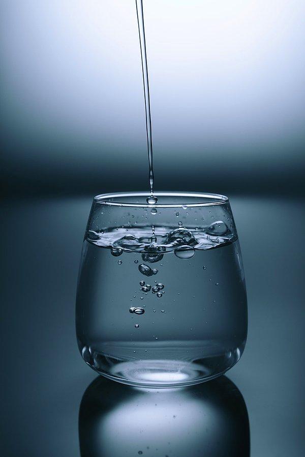 13. Yeterli miktarda su içmiyorsunuz.