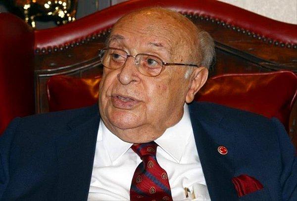 29. Türkiye Cumhuriyeti'nin 9. Cumhurbaşkanı Süleyman Demirel'e Devlet Şeref Madalyası verildi.
