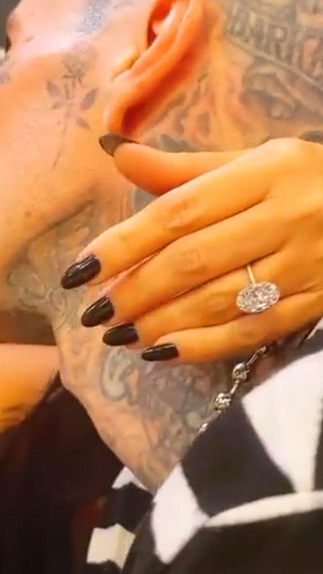 Kourtney'nin göz alıcı nişan yüzüğü ise Kylie Jenner tarafından paylaşıldı.