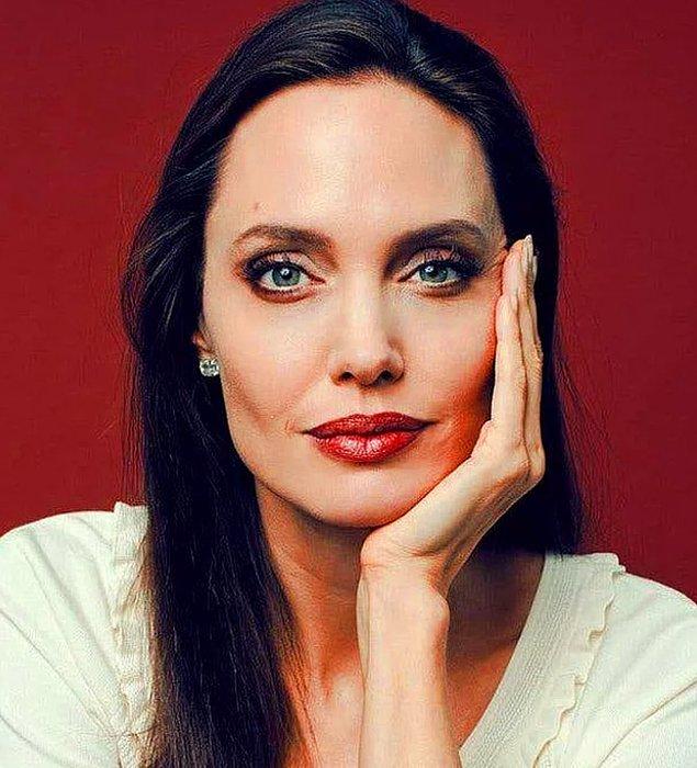 9. Angelina Jolie, ünlü bir dergi için verdiği pozlarla kendine hayran bıraktı!