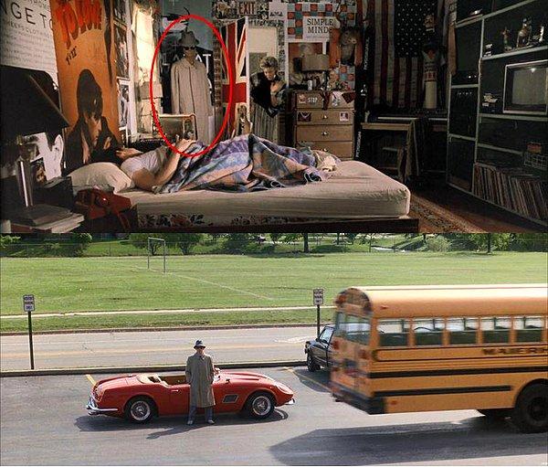 12. Ferris Bueller'la Bir Gün (1986) filminde Ferris'in kılık değiştirmek için giydiği kıyafeti yatak odası kapısının arkasında görüyoruz.