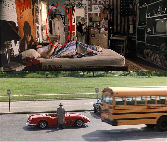 12. Ferris Bueller'la Bir Gün (1986) filminde Ferris'in kılık değiştirmek için giydiği kıyafeti yatak odası kapısının arkasında görüyoruz.