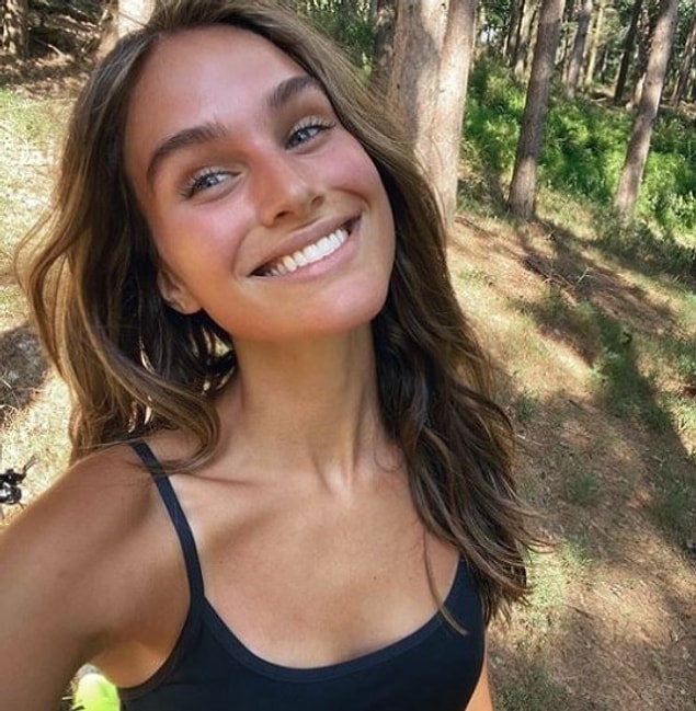 Abbie ayrıca doğumdan önce memelerinin aynı boyutta olduğunu belirterek emzirdikten sonra da değişiklik yaşandığını belirtiyor.