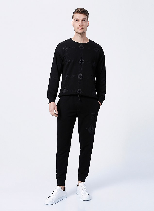 6. Ali Anıl Erçel X Black On Black koleksiyonunu sadece üst değil alt giyimde de görüyoruz.