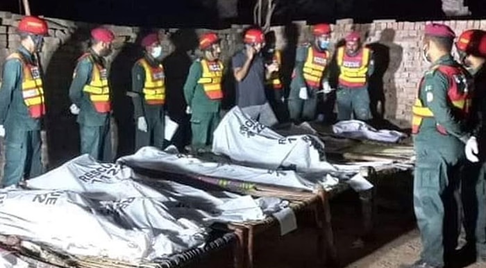 Pakistan'da Bir Adam, Kızı İstediği Kişiyle Evlenmeyince Evi Yaktı: 6 Kişi Öldü...