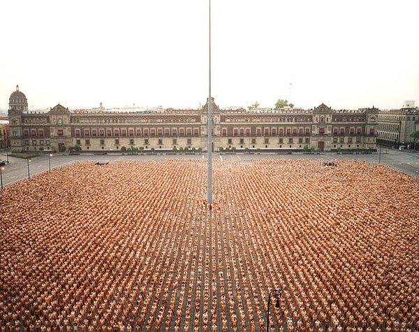 5. 6 Mayıs 2007 tarihinde Mexico City’deki Zolaco Meydanı’nda 18 bin kişinin katılımıyla gerçekleşen dünyanın en büyük nü fotoğraf çekimi: