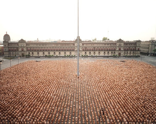 5. 6 Mayıs 2007 tarihinde Mexico City’deki Zolaco Meydanı’nda 18 bin kişinin katılımıyla gerçekleşen dünyanın en büyük nü fotoğraf çekimi: