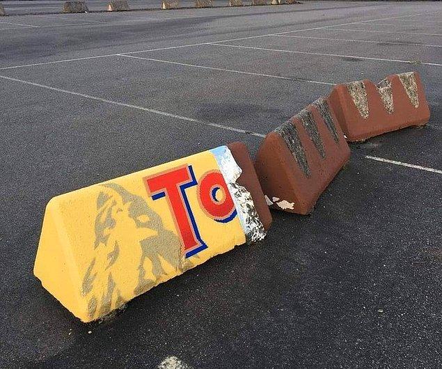 2. "Birisi beton bariyerleri dev bir Toblerone çikolataya boyadı."