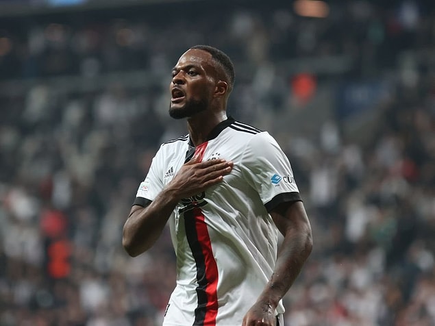 23'te Larin bu kez kafa golüyle cevap verse de 26'da Sporting, Coates'le ilk golünün aynısını buldu.