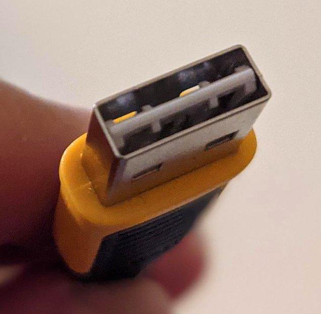 18. "Bu USB yuvası hareket edebiliyor, böylece her iki yönde de takabiliyorsunuz."