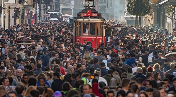 15 milyon 701 bin 602 kişinin yaşadığı İstanbul, ülkenin en kalabalık şehri olmaya devam ederken; megakenti Ankara, İzmir, Bursa ve Antalya takip etti.