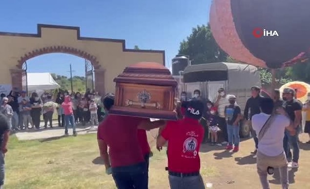 Meksika’nın Oaxaca eyaletinde vefat eden süt ürünleri fabrikası sahibi işadamı Carlos Santiago Gomez’e ilginç bir cenaze töreni düzenlendi. Müzikli, danslı ve havai fişekli cenaze töreni, ilginç anlara sahne oldu. Gomez’in çalışanlarından biri ise peynir topu kostümü giyerek cenazede dans etti. Katılımcılar, Gomez’in kendisine böyle bir cenaze törenin düzenlenmesinden kesinlikle memnun olacağını belirtti.