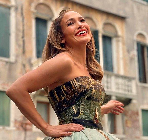 Jennifer Lopez, uzun yıllardır kariyerinde attığı emin adımların meyvesini en başarılı kadın sanatçılardan biri olarak alıyor.