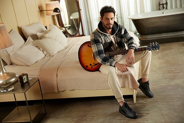 1. Son yılların modasına, overshirt stilin anahtar parçası yünlü sweatshirt ve rahat kalıbıyla kontrast kareli gömlek-ceket hakim oldu. Hoş, çevrenizde bu tarzı çoktan görmeye başlamışsınızdır diye düşünüyoruz.