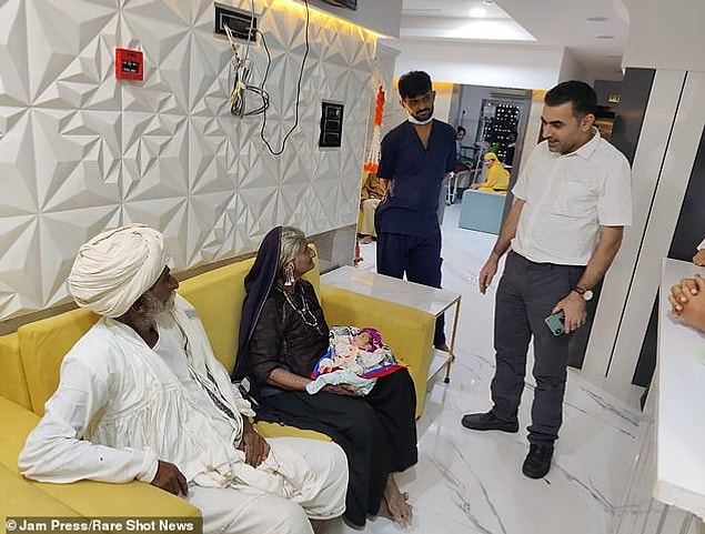 Doktor Naresh Bhanushali, en başta doğumun mümkün olmayacağını düşünmelerine rağmen başarılı geçen doğumu 'hayatında gördüğü en ilginç vaka' olarak değerlendirdi.