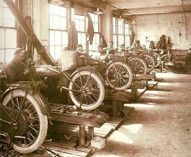 12. "Orijinal Harley-Davidson motosiklet fabrikası içine bir bakış, 1924."