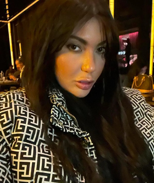 Burda da çene törpüsünü falan fazla kaçırmış ve Hande Yener olmuş. Ya vallahi inanıyoruz bu sensin.