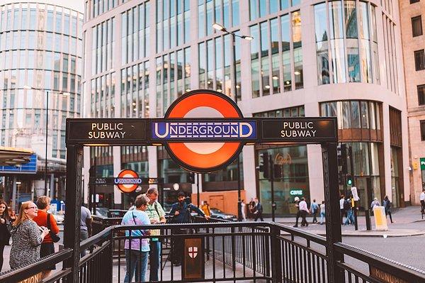 20. "Londra'da tren biletinizi/Oyster kartınızı metronun önündeki bariyerde aramayın. Vaktinden önce bulun ki kapılardan geçebilesiniz."