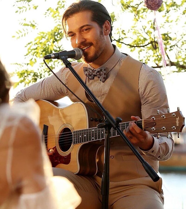 8. Diyoruz ya epey yetenekli diye, boşuna değil. Oyunculuk, modellik ve senaryo yazmanın dışında ünlü isim gitar çalmayı ve şarkı sözü yazmayı da epeyce seviyormuş.