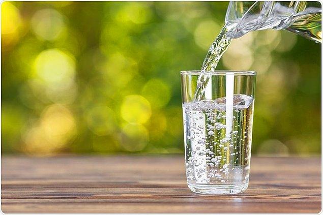Vücut açlıkla susuzluğu sık sık karıştırabilir. Su içmek mideyi doldurup ghrelin üretimini azaltmak adına da önemlidir. Açlık hissettiğinizde su içmeyi deneyin.