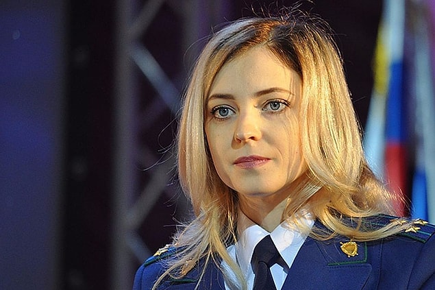 Dünya çapında ününe kavuşmadan hemen önce Poklonskaya, 'neofaşistlerin sokaklarda özgürce dolaştığı bir ülkede yaşamaktan utandığını' belirterek istifa etti! Ancak istifası kabul edilmedi ve bunun yerine kendisine tatil süresi verildi.