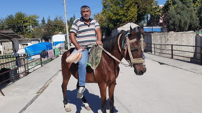 Akaryakıt Zamlarından Sonra Arabasını Satıp At Aldı